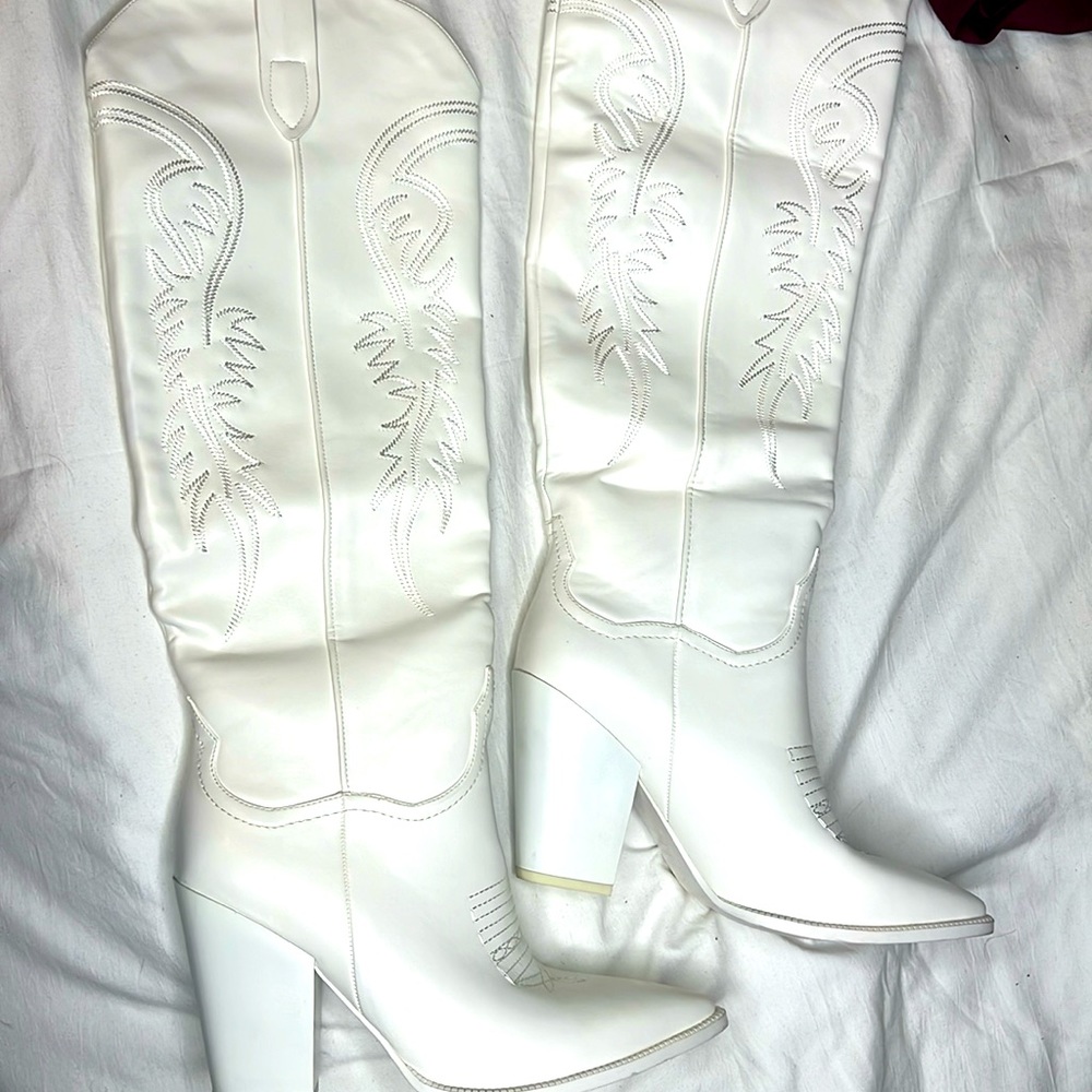 Never worn WHITE COWBOY KNEEHIGH BOOTS SIZE 9